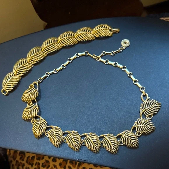 Lisner Demi Panure Gold Plated Garland Leaf Necklace & Bracelet. Pieces Signed. - Picture 1 of 9